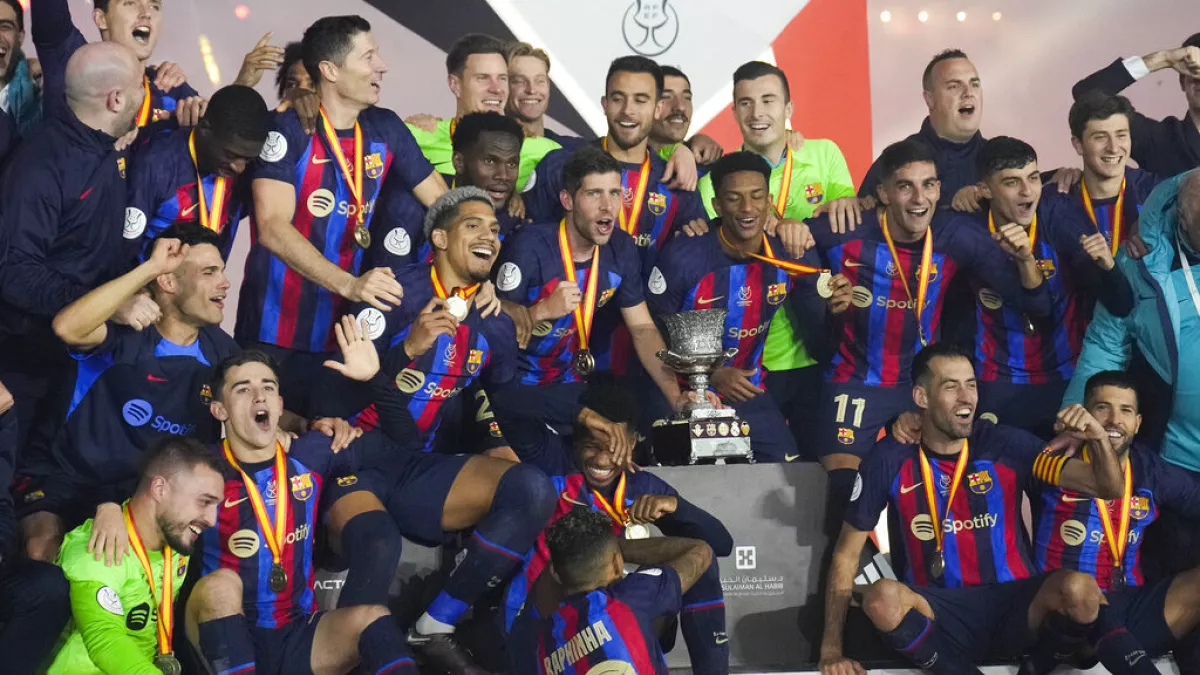 fc_barcelona_win_super_cup